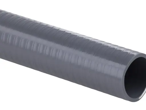 Un tuyau PVC souple gris, strié, prêt à transporter des fluides.