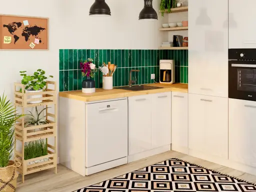 Cuisine moderne avec installation lave vaisselle encastrable, carrelage vert, plantes et four.