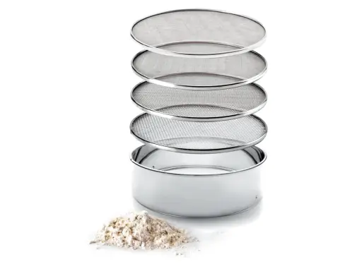 Grille tamis inox empilable, idéale pour tamiser la farine et obtenir une texture aérienne pour vos pâtisseries.