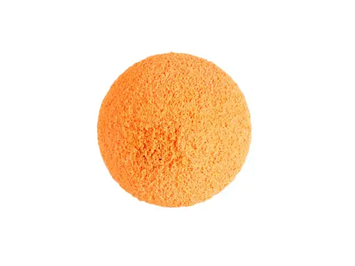 Une balle de nettoyage orange, texturée et spongieuse, prête à faire briller votre maison.