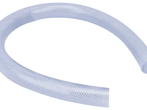 Un tuyau transparent 25mm enroulé, prêt pour le transport de liquides.