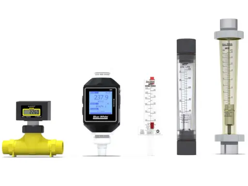 Ensemble de débitmètres, incluant un modèle numérique avec écran et un débitmètre à flotteur, pour mesurer le débit de liquides.