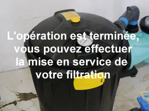 Gros filtre noir avec manomètre, prêt pour la mise en service après avoir effectué le changer filtre adoucisseur.