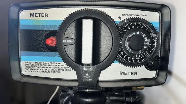 Panneau de contrôle d'un adoucisseur d'eau Fleck 5600, avec indicateur de régénération manuelle.