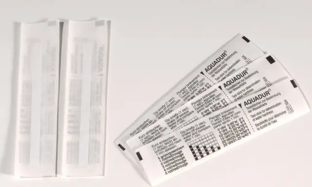 Bandelettes test Aquadur pour déterminer la dureté de l'eau. Instructions en plusieurs langues.