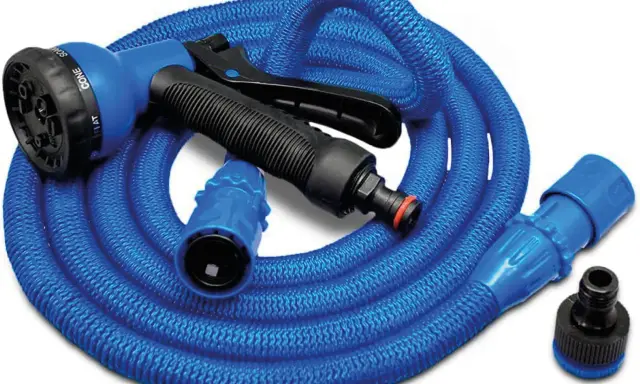 Un tuyau d'arrosage bleu, renforcé, avec une poignée pistolet et plusieurs embouts.