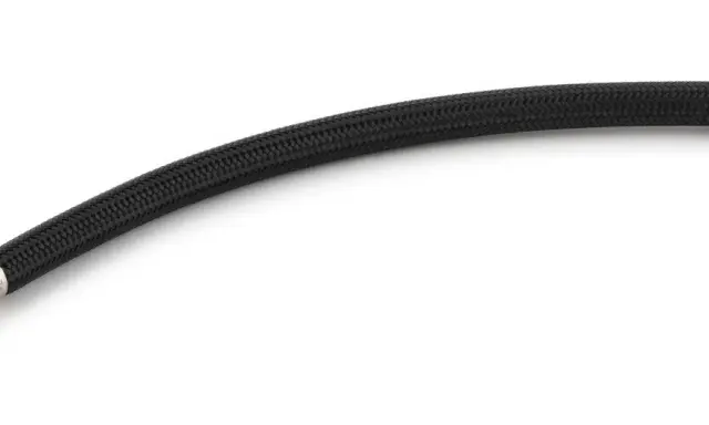 Un tuyau élastique noir tressé avec des raccords en laiton et noir.