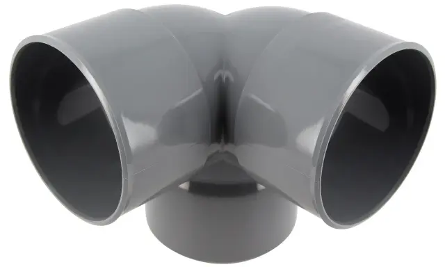 Un coude 1/2 femelle femelle gris en PVC, prêt à connecter deux tuyaux pour un système de plomberie.