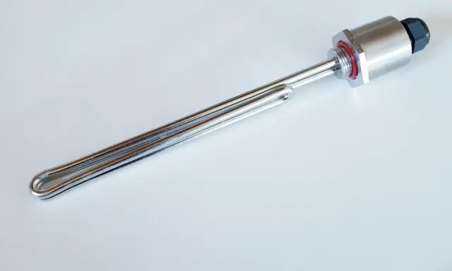 Élément chauffant en acier inoxydable, une résistance chauffante immergée avec un raccord fileté et un capuchon de protection.