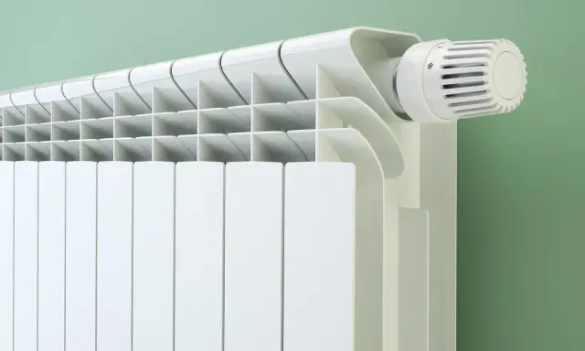 Radiateur blanc moderne avec thermostat. Question : peut on brancher 2 radiateurs sur la même ligne ?