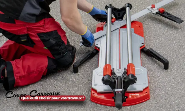 Un ouvrier en pantalon rouge utilise un coupe-carreaux professionnel pour ses travaux.