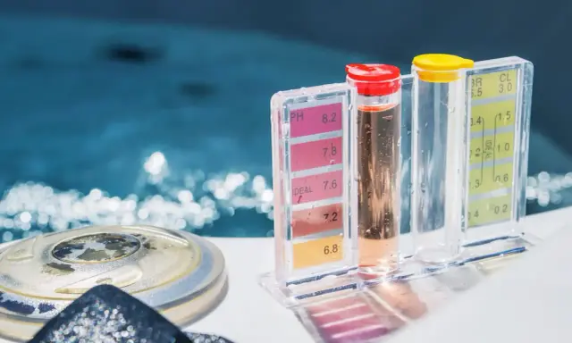 Testeurs de pH et de chlore pour augmenter le pH de l'eau naturellement. Le niveau idéal est indiqué.