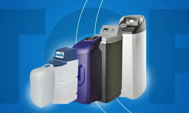 Gamme d'adoucisseurs d'eau modernes, du plus petit au plus grand, prêts pour le détassage.