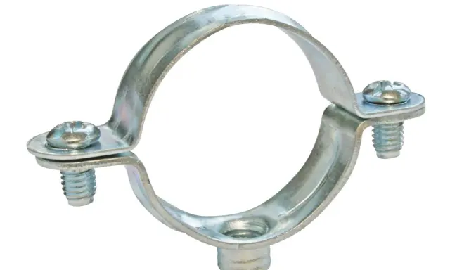 Collier tube métallique argenté, avec deux vis, prêt à fixer un tuyau.