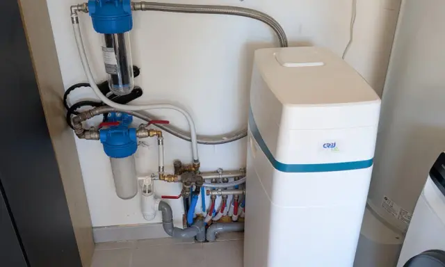 Système de filtration d'eau avec adoucisseur. Pour savoir comment choisir un adoucisseur d'eau, regardez cette installation.