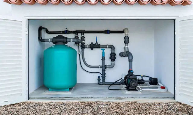 Système de filtration de piscine compact, une solution locale pour une piscine de 2m². Tuyauterie, pompe et réservoir turquoise.
