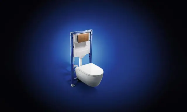 Une cuvette de toilette suspendue avec une chasse d'eau encastrée Geberit, prête pour une installation moderne et épurée.