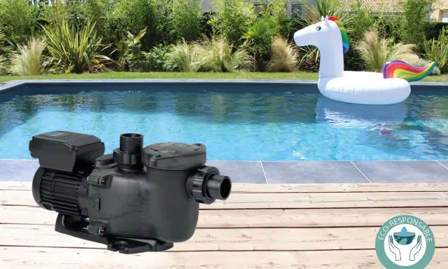 Pompe de piscine à vitesse variable, pour une consommation optimisée et une baignade sereine avec un gonflable licorne.