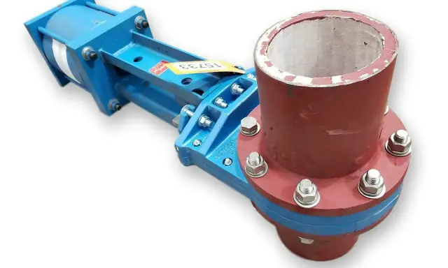 Vanne guillotine industrielle bleue et rouge avec bride.