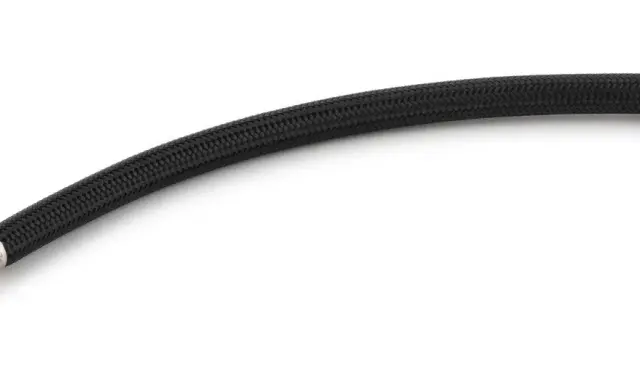 Rallonge tressée noire avec raccords mâle et femelle.
