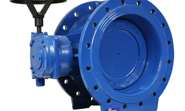 Vanne papillon à bride bleue avec volant noir, prête pour le contrôle des flux industriels.