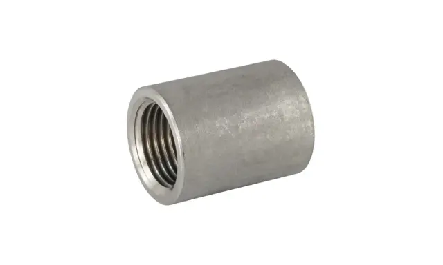 Manchon inox à souder, une pièce métallique cylindrique avec un filetage interne, prête pour une connexion solide.
