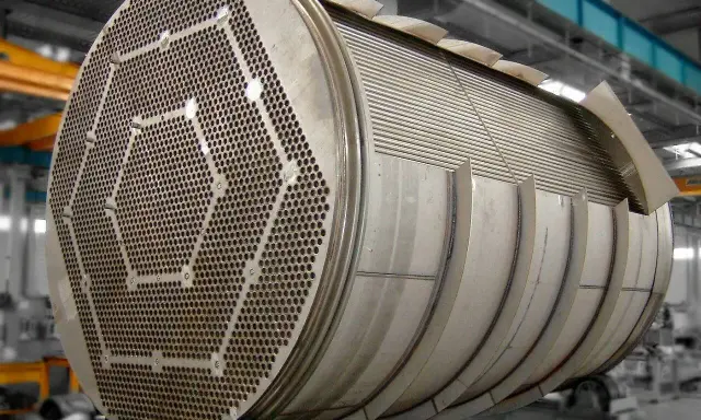 Gros plan sur un échangeur tubulaire inox, montrant sa plaque tubulaire perforée et son faisceau de tubes.