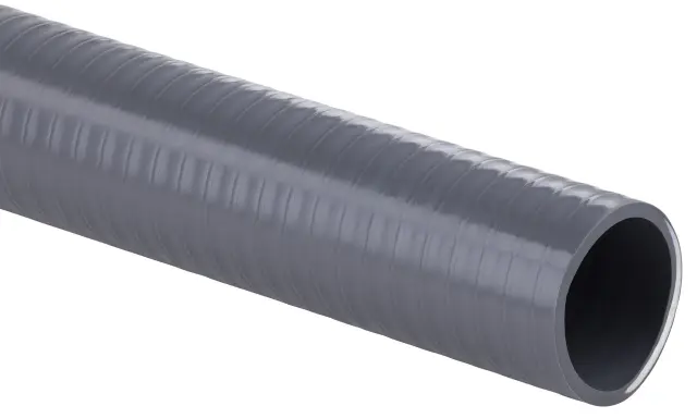 Un tuyau PVC souple gris, strié, prêt à transporter des fluides.