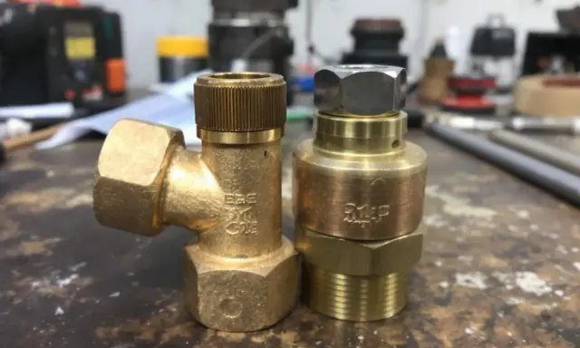 Deux raccords en laiton, l'un avec une tête moletée, l'autre avec un écrou hexagonal. Parfait pour un tuyau de 12 mm.