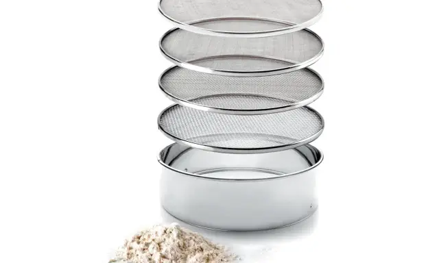 Grille tamis inox empilable, idéale pour tamiser la farine et obtenir une texture aérienne pour vos pâtisseries.