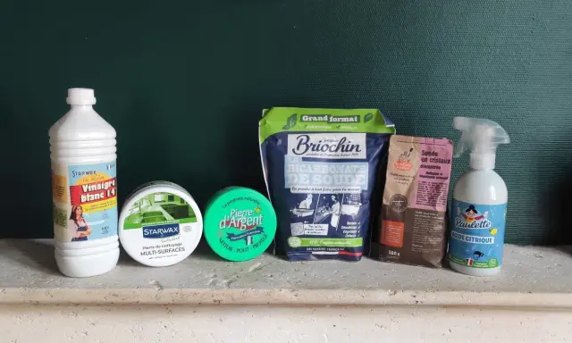 Vinaigre blanc, bicarbonate de soude, pierre d'argent, soude en cristaux et acide citrique : des produits pour dissoudre le calcaire et nettoyer la maison.