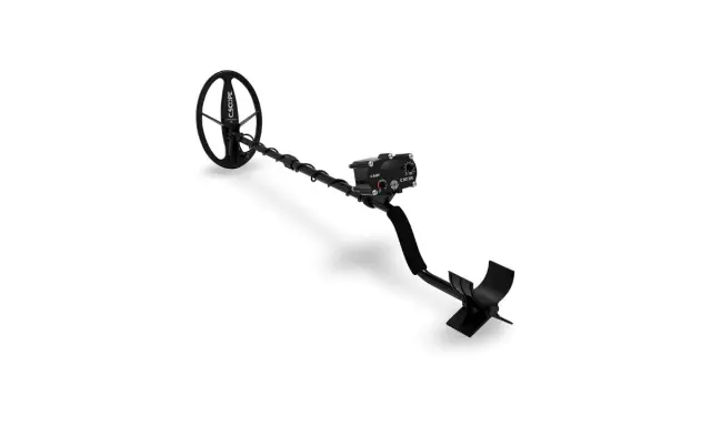 Détecteur de métaux noir C.SCOPE, avec une bobine ronde et une poignée, prêt pour la chasse au trésor grâce à sa réduction concentrique.