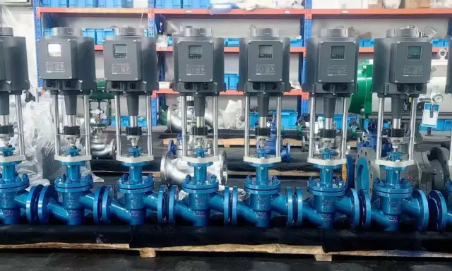 Une rangée de robinets pneumatiques bleus avec des boîtiers gris numériques. Ils sont prêts pour l'installation industrielle.