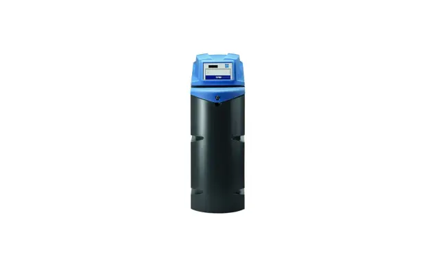 Adoucisseur d'eau CPED, un appareil moderne pour l'entretien de votre eau. Son design bicolore noir et bleu est élégant.