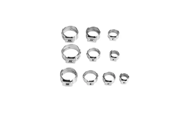 Ensemble de colliers à oreilles pour sertissage tuyau, de différentes tailles, en métal argenté, sur fond blanc.