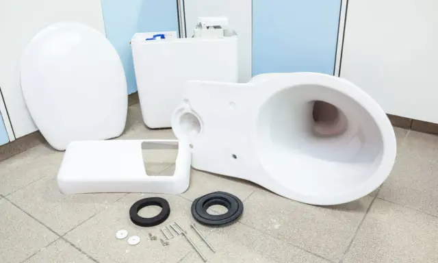 Pièces détachées pour une installation WC : cuvette, réservoir, abattant et accessoires.