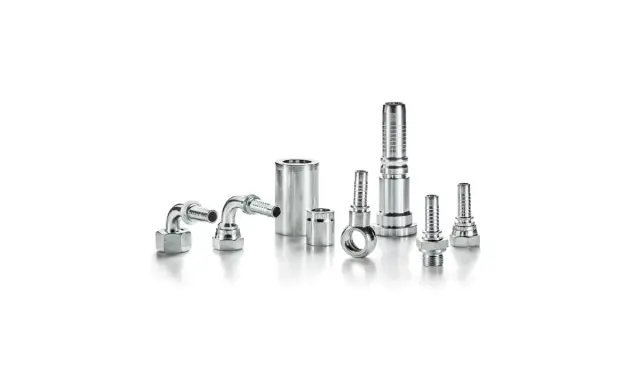 Ensemble de raccords hydrauliques en métal, incluant des coudes et des embouts, prêts à être assemblés avec une douille à sertir.