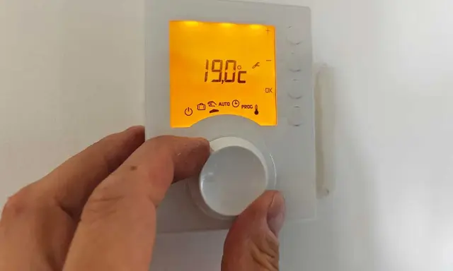 Réglage de la température de la salle de bain à 19°C avec un thermostat.