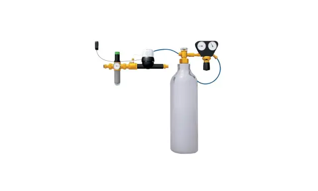 Système d'adoucisseur d'eau CO2 avec bouteille, manomètres et régulateur.