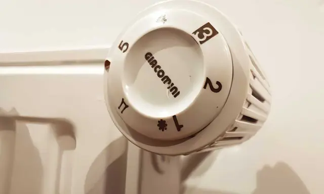 Le thermostat Giacomini affiche le chiffre 1, symbolisant une température basse. Que veut dire la lune sur un thermostat ? Ici, c'est une étoile, indiquant le gel.