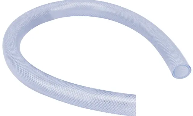Un tuyau transparent 25mm enroulé, prêt pour le transport de liquides.