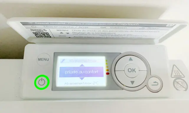 Le radiateur affiche "priorité au confort" en mode éco. Le bouton d'alimentation est allumé en vert.