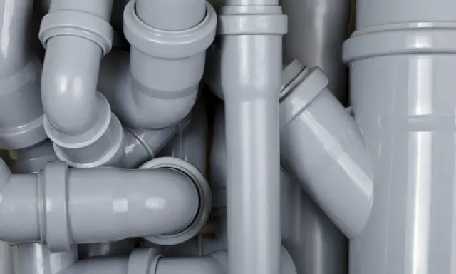 Un enchevêtrement de tuyaux gris en PVC, prêts pour un événement 100% plomberie.