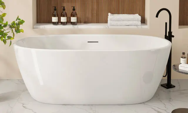 Une élégante baignoire îlot blanche, prête pour un moment de détente. La pose baignoire est mise en valeur par des accessoires de salle de bain modernes.