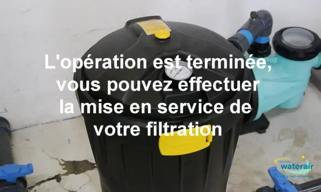 Gros filtre noir avec manomètre, prêt pour la mise en service après avoir effectué le changer filtre adoucisseur.