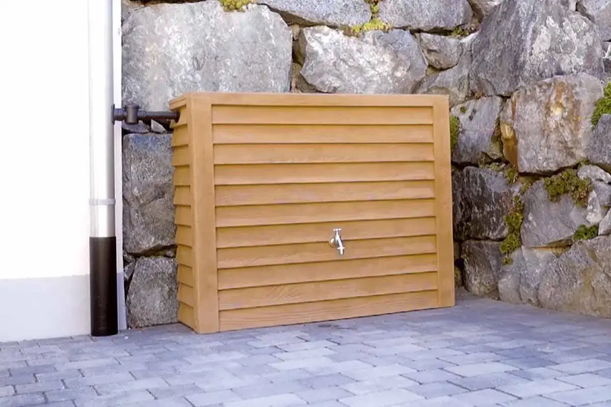 Un récupérateur d'eau de pluie en bois, discret et esthétique, prêt à être installé. Idéal pour fabriquer un système écologique.