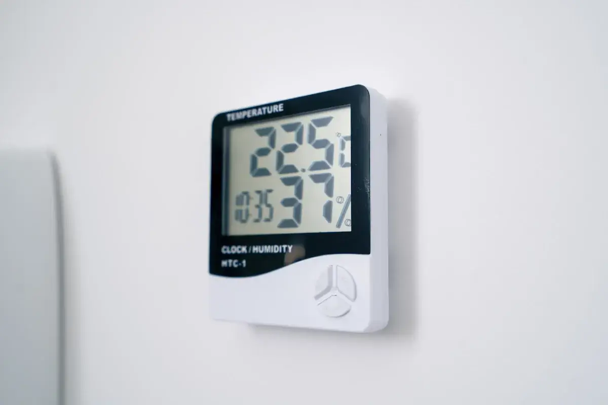 Thermomètre numérique affichant 22,5°C et 65% de taux humidité chambre. L'heure est 10:35.