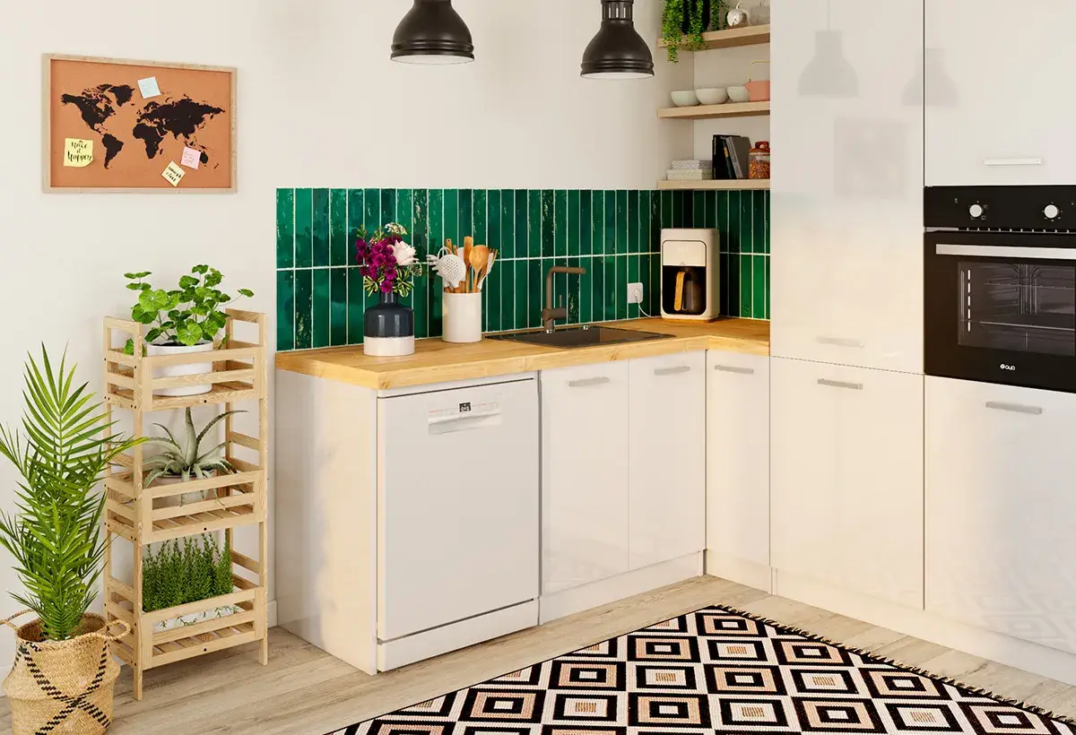 Cuisine moderne avec installation lave vaisselle encastrable, carrelage vert, plantes et four.