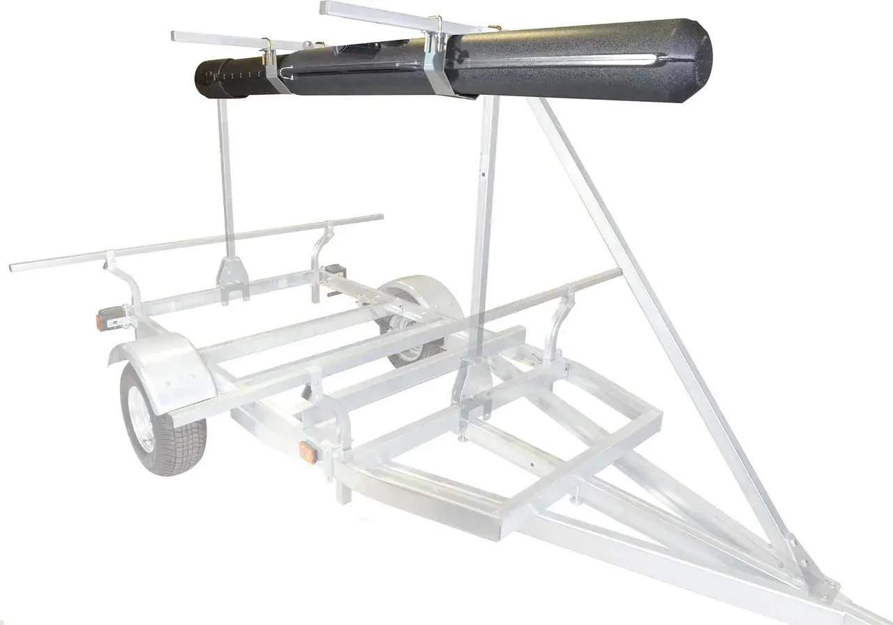 Un tube noir, une canne de soutirage, est fixé sur un support de remorque.