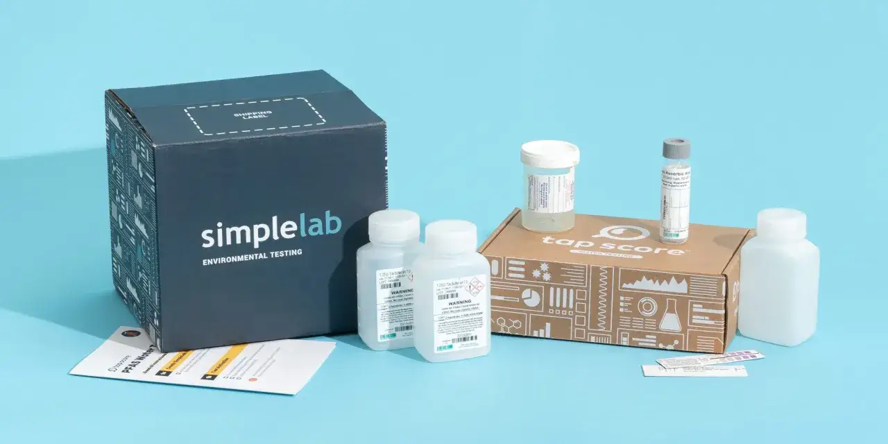 Kit de test pour connaître le ppm d'eau du robinet. Comprend des flacons, des bandelettes et une boîte SimpleLab.